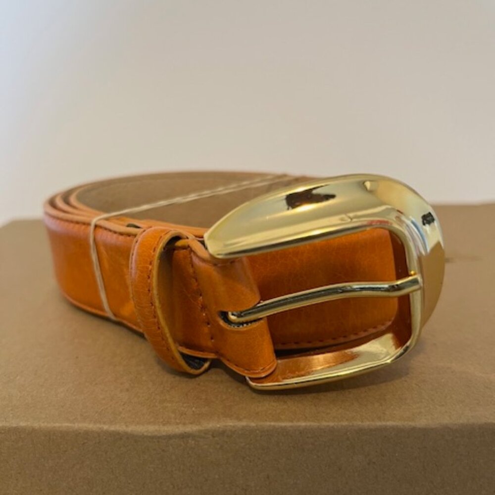 Ellen Tracy leather belt.
